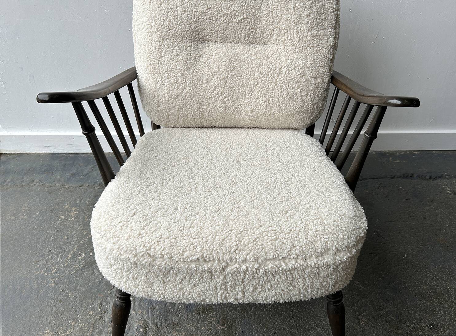 Fauteuil Windsor Ercol modèle 994 vintage, réupholstéré en bouclé blanc