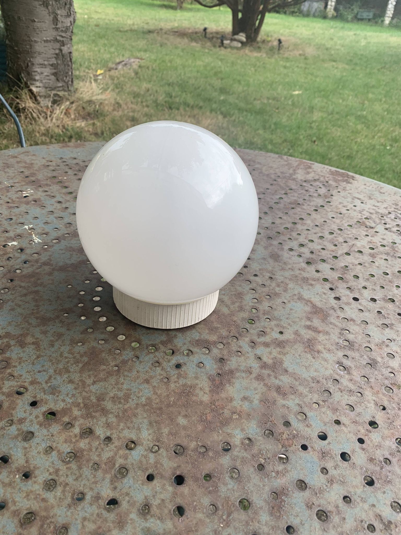 Plafonnier, globe boule en opaline blanche, avec basé, vintage