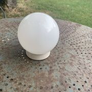 Plafonnier, globe boule en opaline blanche, avec basé, vintage
