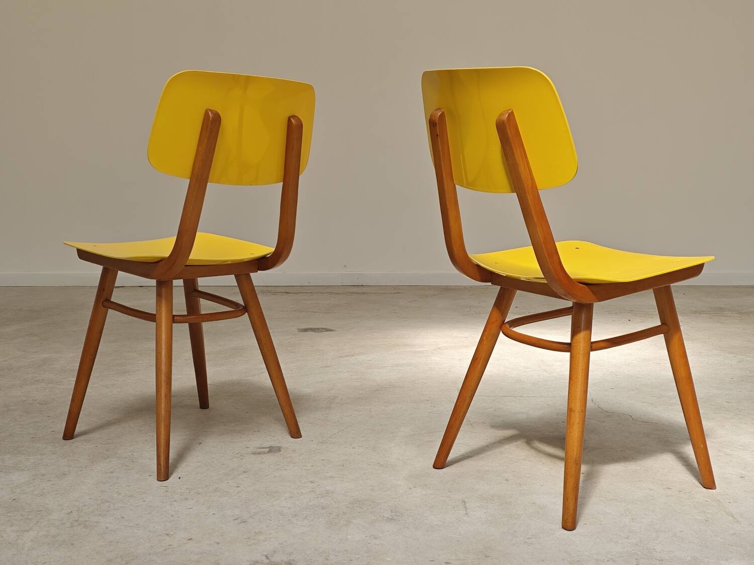 Pair of Ton Bystrice Thonet chairs in wood and yellow molded plastic