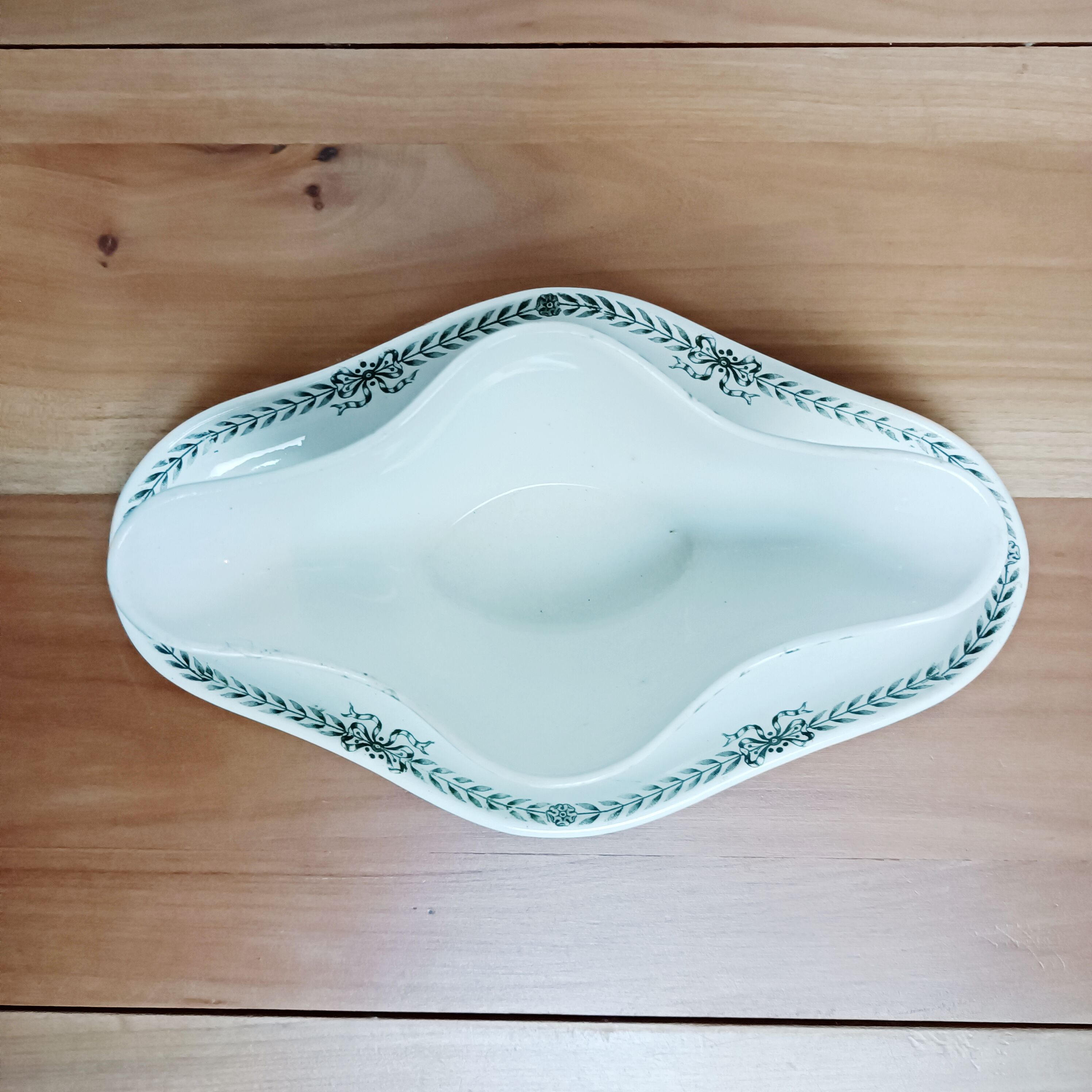 Iron earth sauce boat Amandinoise Victoire Company