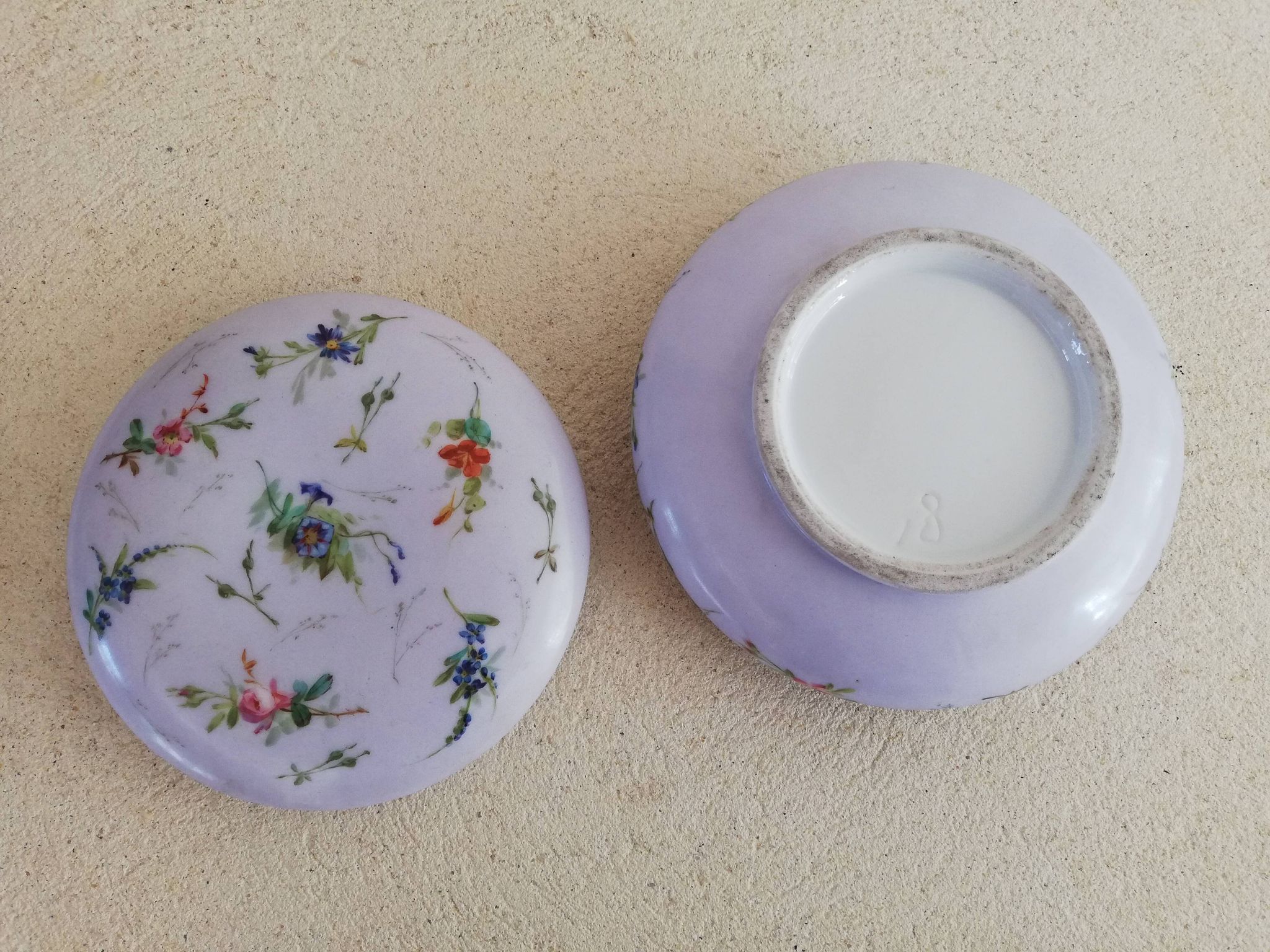 Bonbonnière ancienne en porcelaine