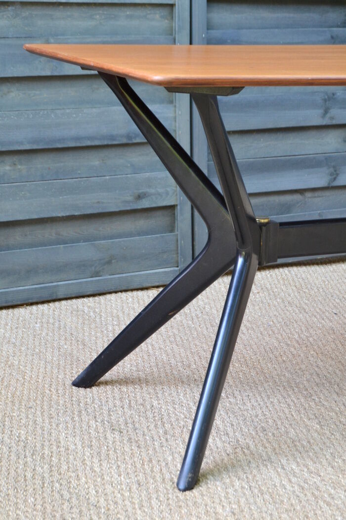 Dining table by E-gum