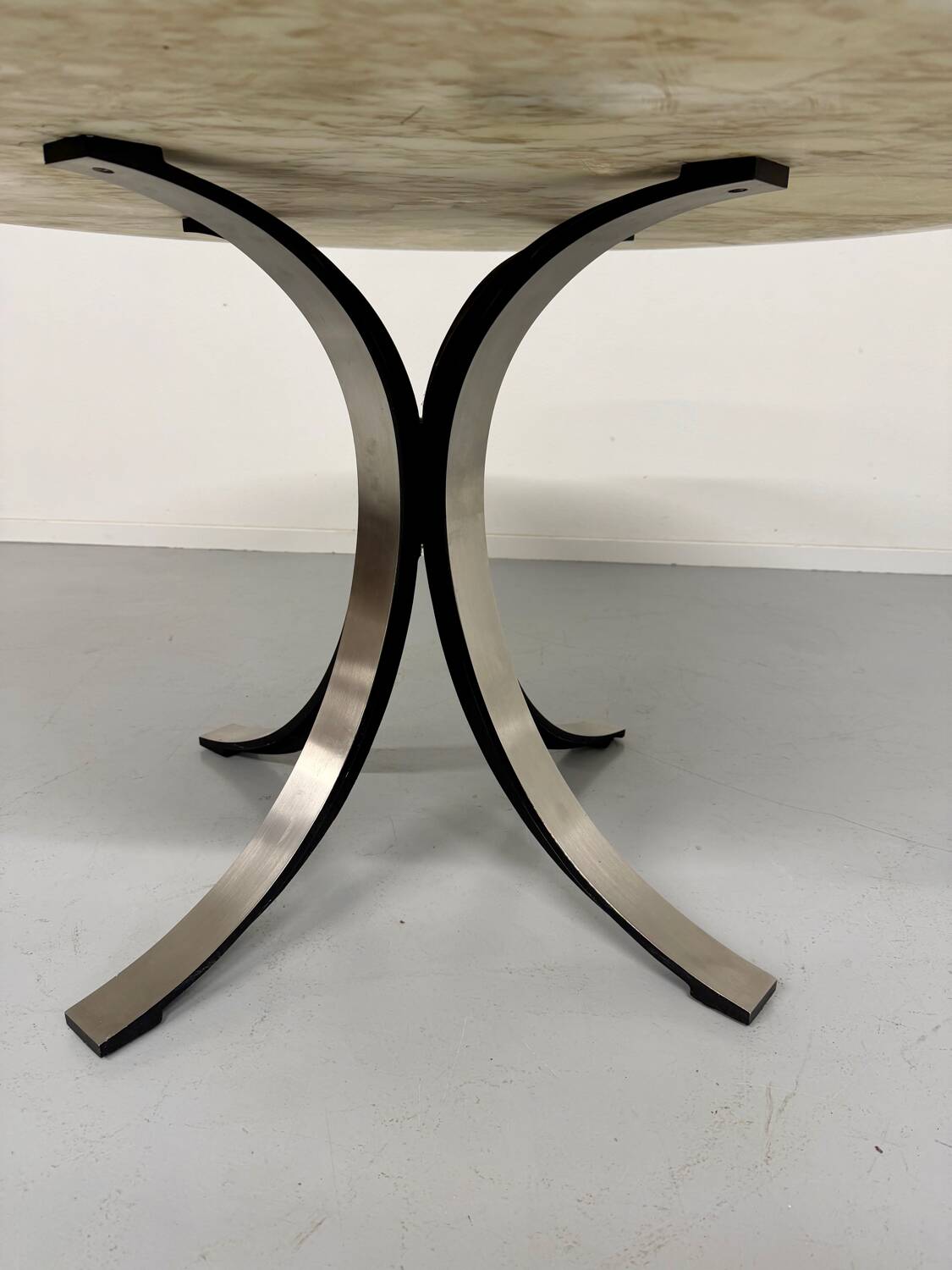 Round marble table T69 design Osvaldo Borsani for Tecno year 70