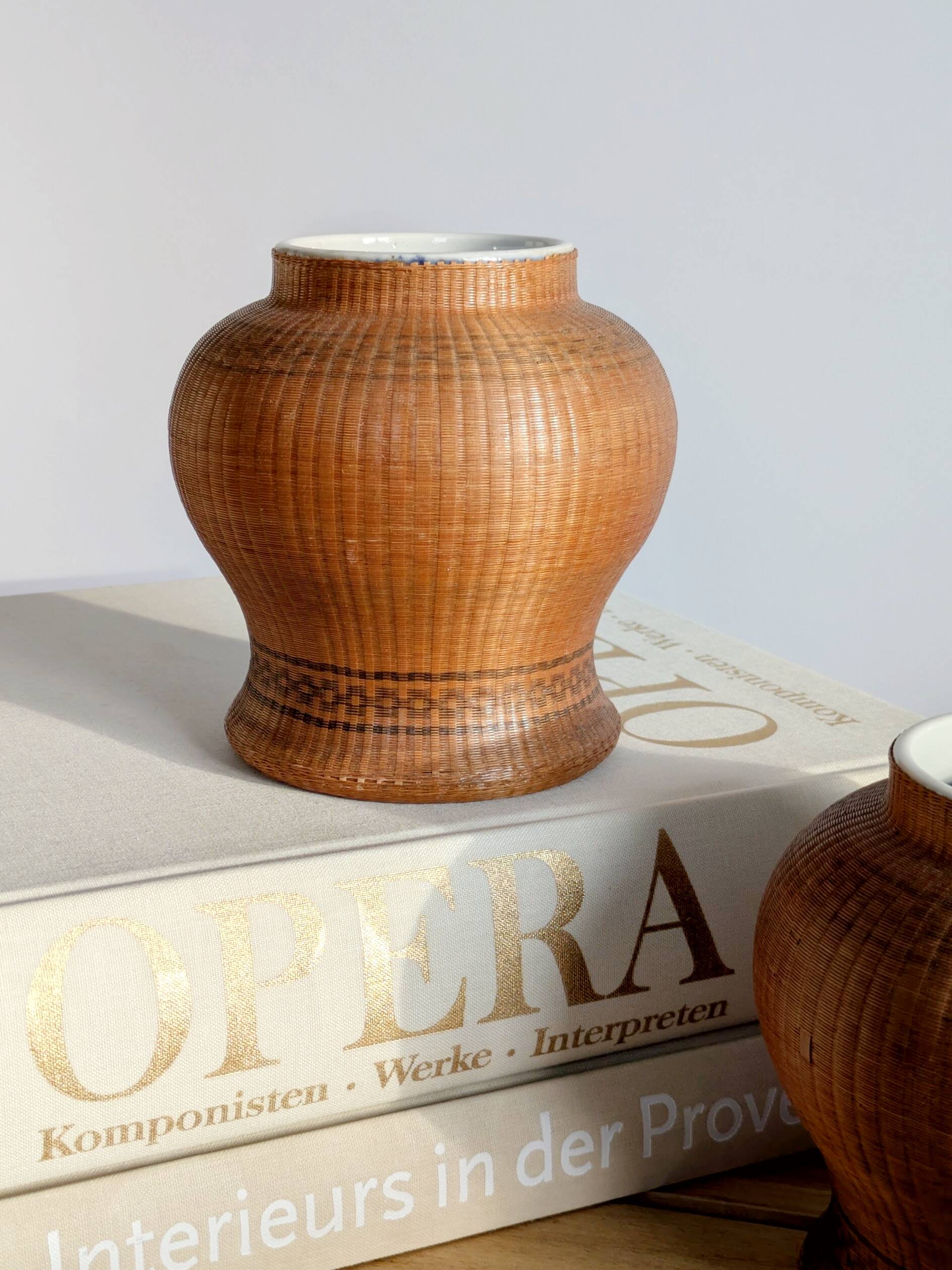 Pair of vintage Chinese vases in porcelain and woven bamboo.