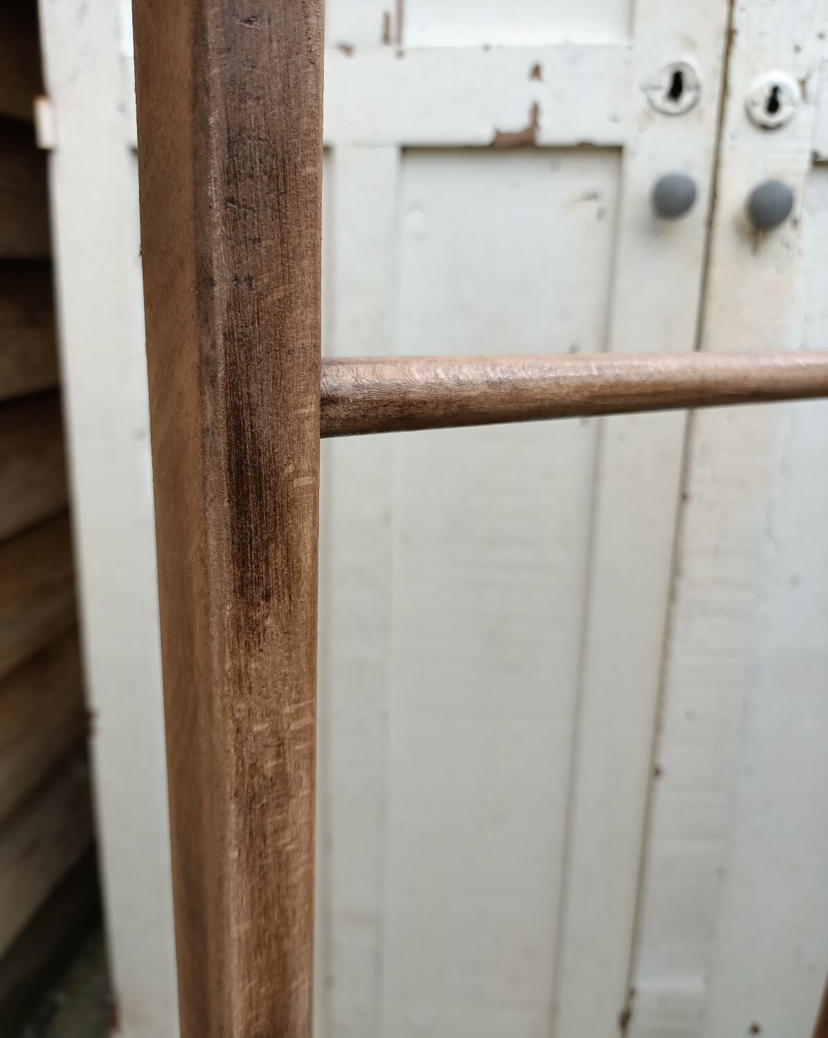 Valet en bois patiné
