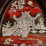 Plat de laque marquetes incrustations de nacre figurant 3 geishas / femmes devant un temple.