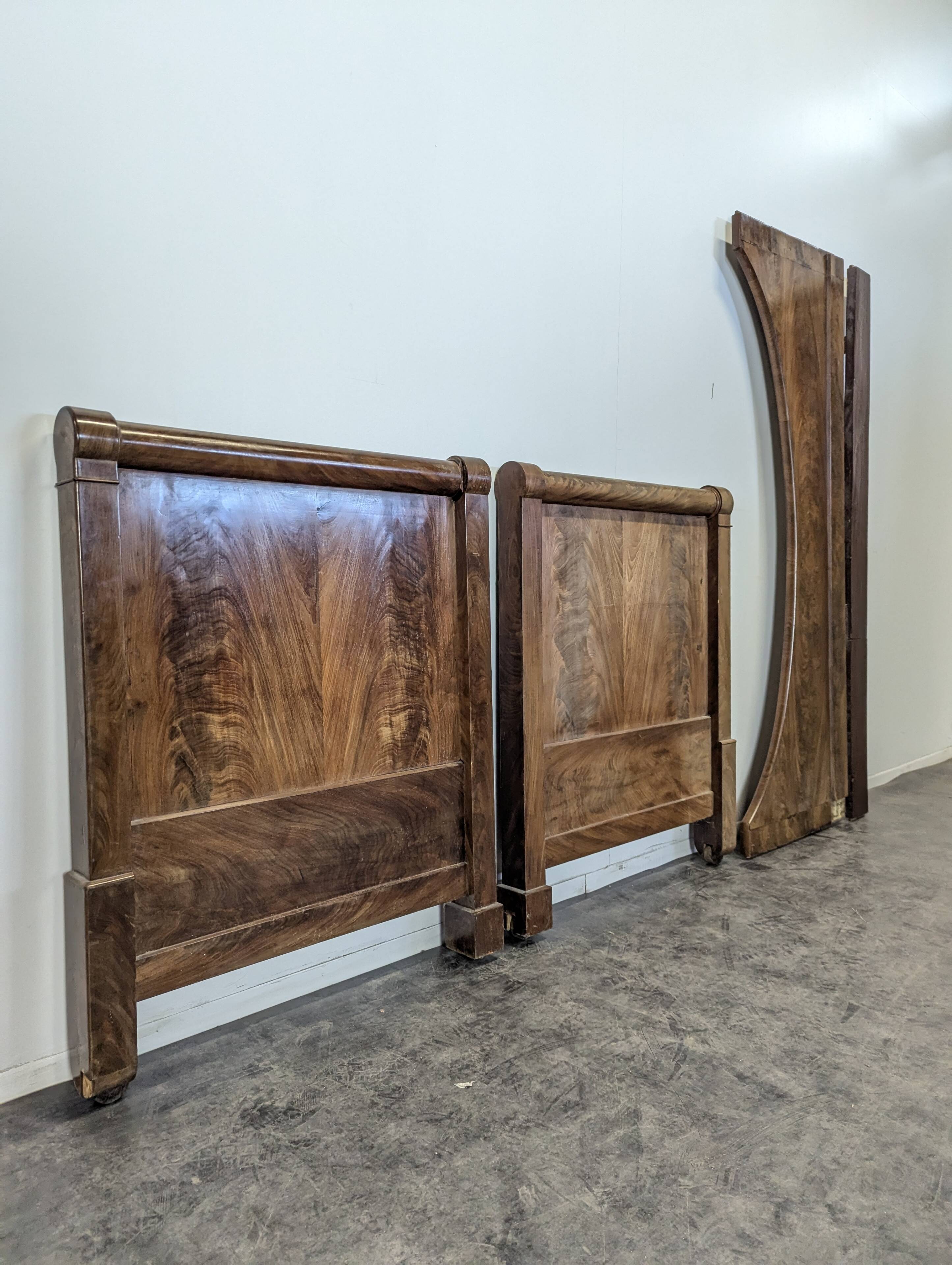 Restoration period daybed in flamed mahogany