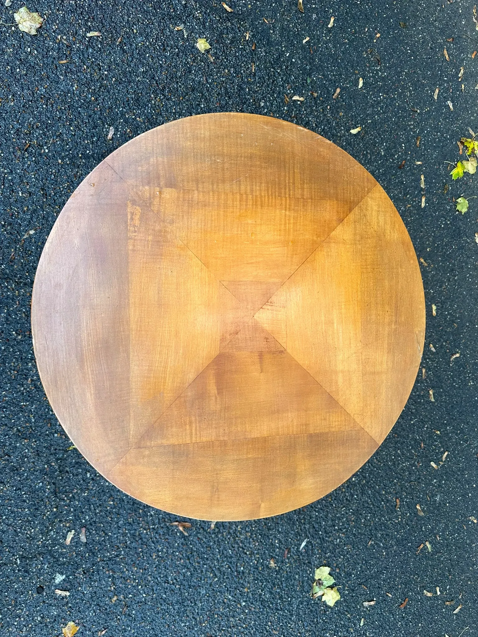 Vintage round coffee table Art Deco style — Light wood & saber legs 1940