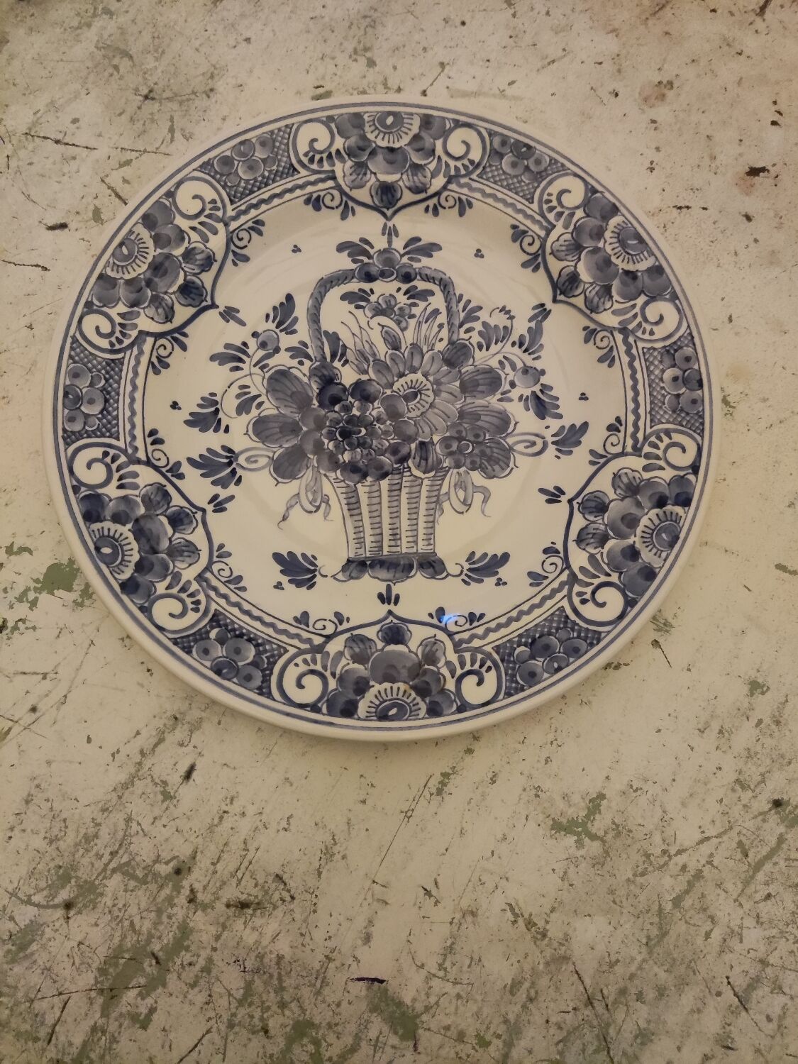Delft plate with floral decoration