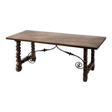 Table espagnole en noyer et fer forgé, piétement en lyre