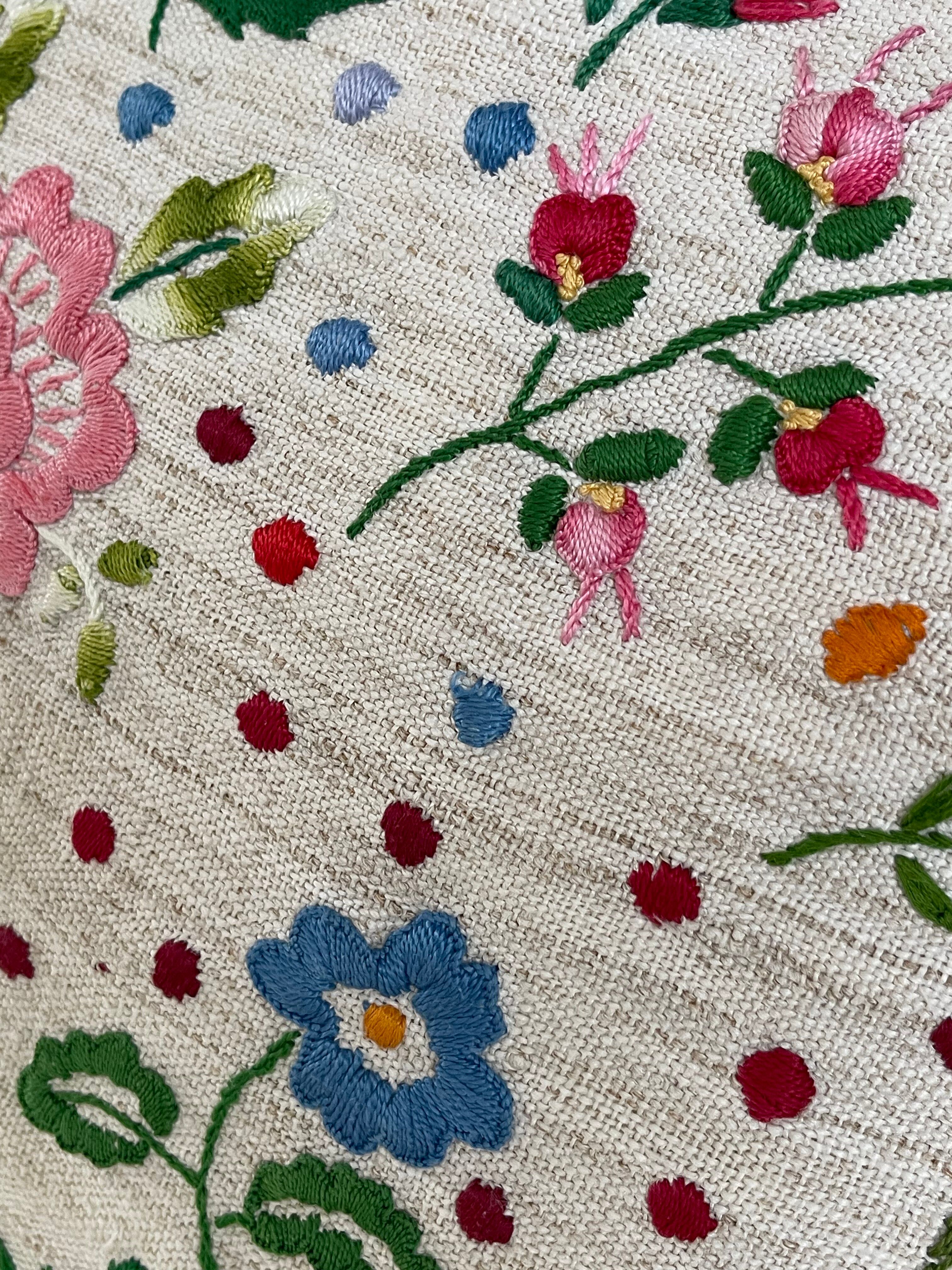 Cushion in hand-embroidered hemp.