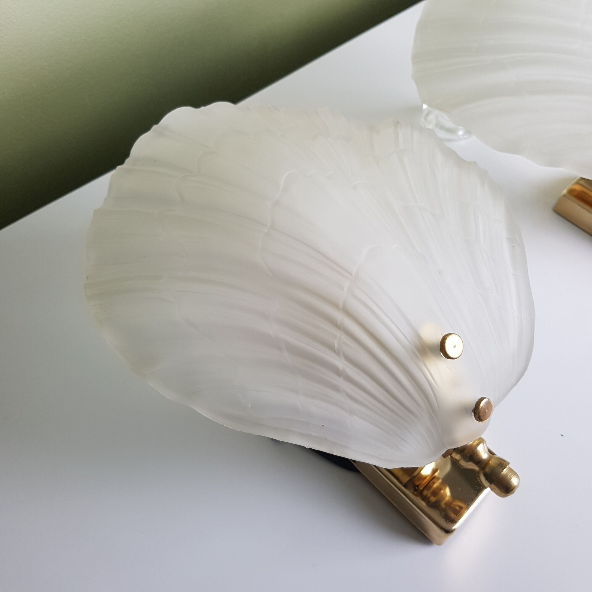 Pair of shell appliques in squeezed pressed glass and golden steel 1970