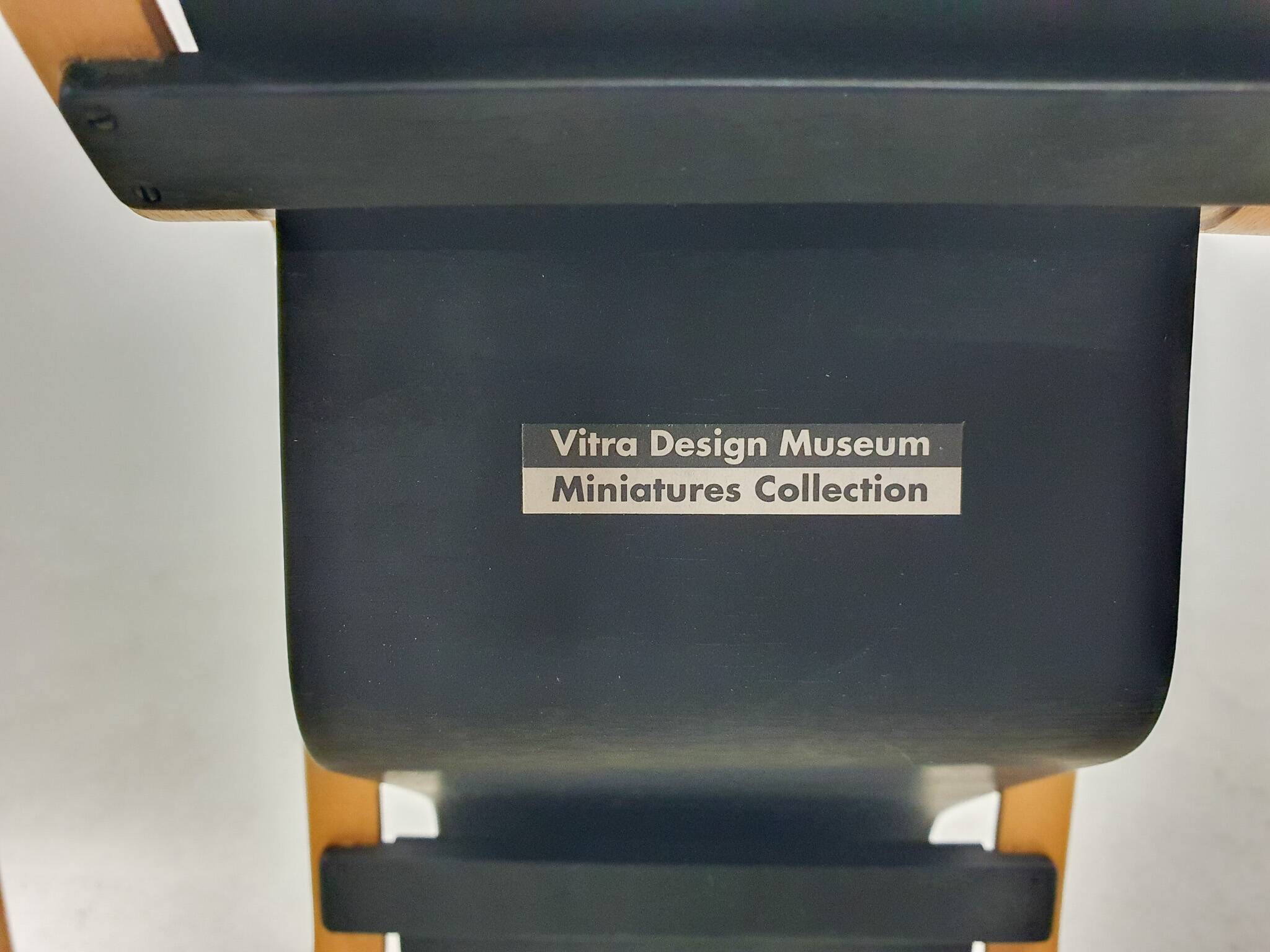 Vitra Miniature collection: Alvar Aalto "41 Paimio " lounge chair