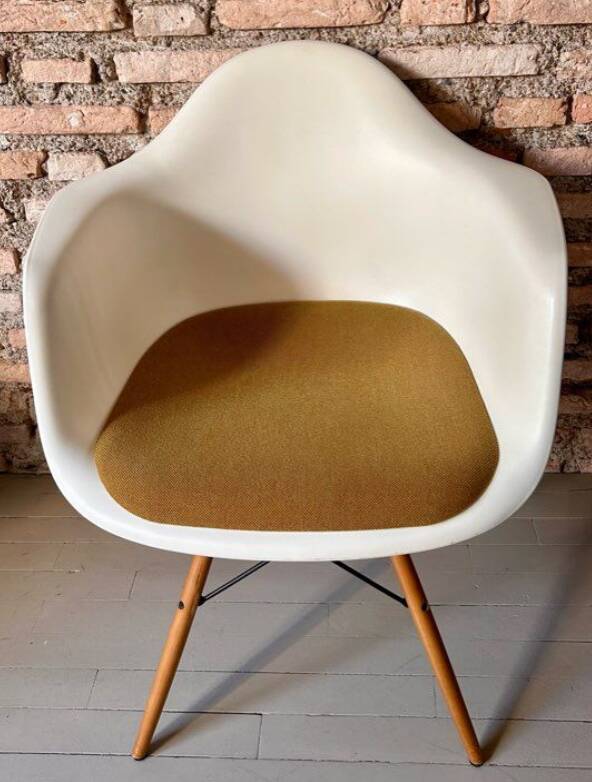 Lot de fauteuils eames vitra avec accoudoirs (6)