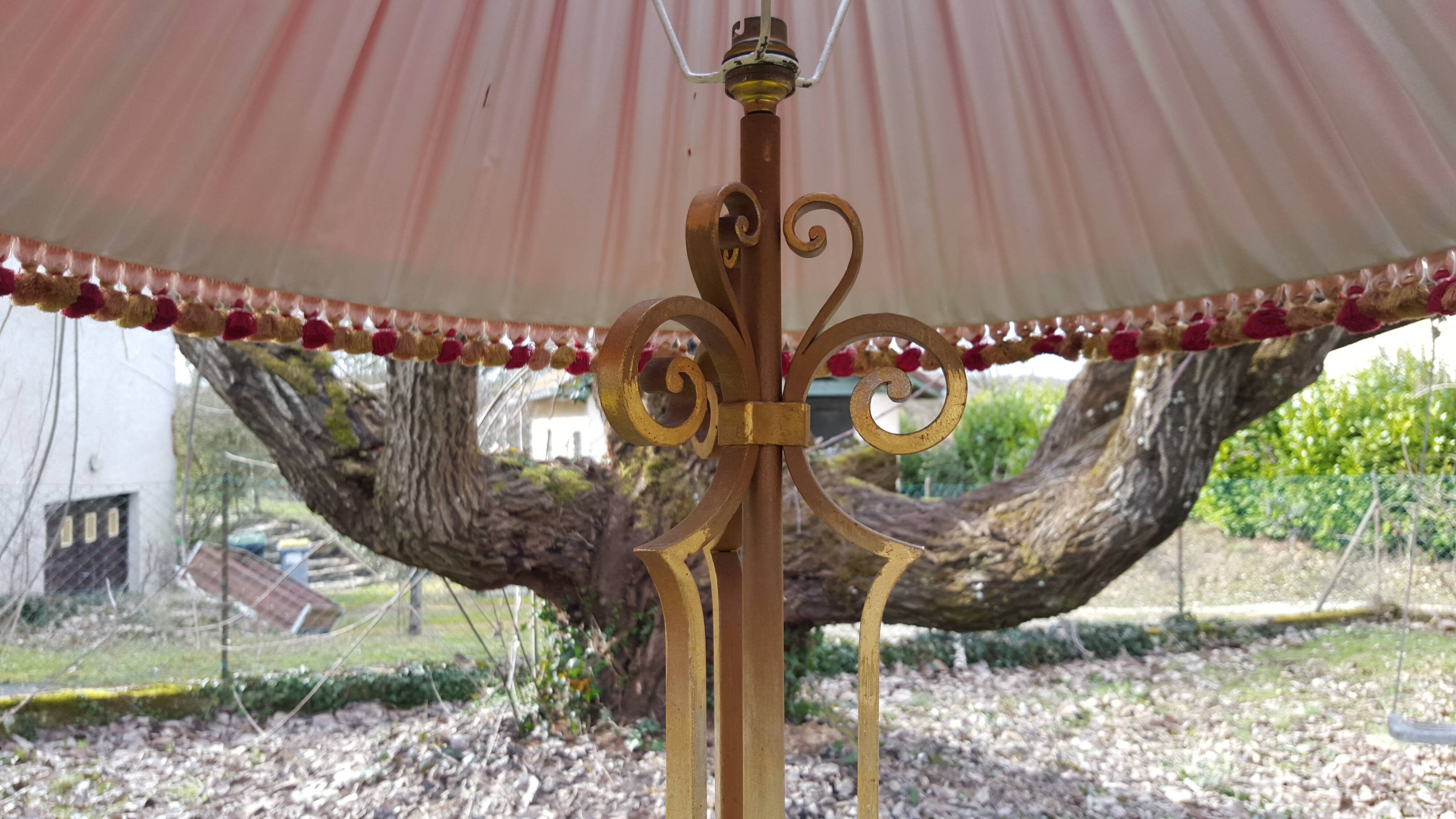 Art de wrought iron lamppost