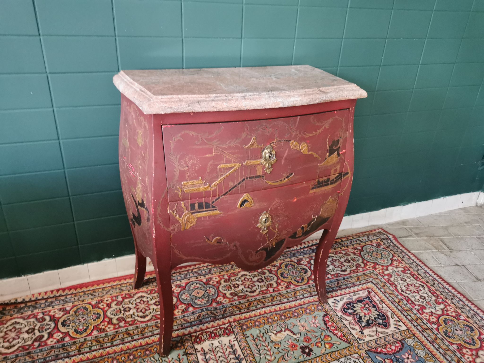 French XIX jumping chest of drawers in Chinese lacquer ox and golden blood