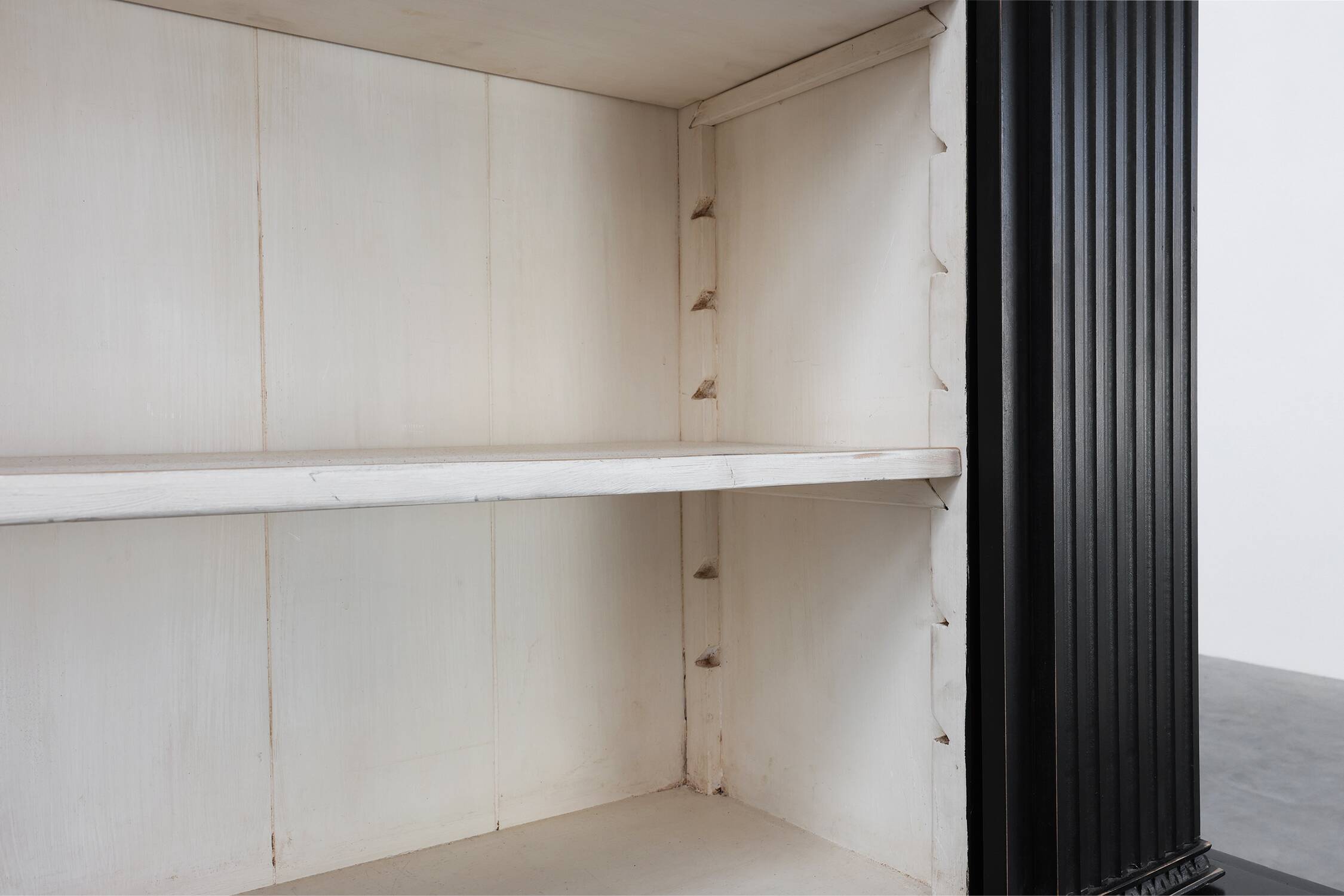 Bibliothèque haute noire du 20e siècle en MDF, Royaume-Uni
