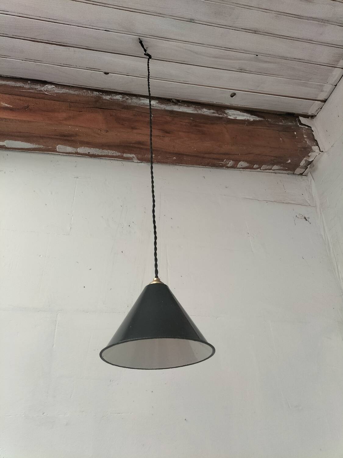 Enamelled sheet metal cone pendant light