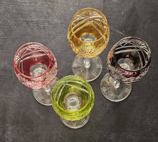 4 verres à vin en cristal taillé coloré