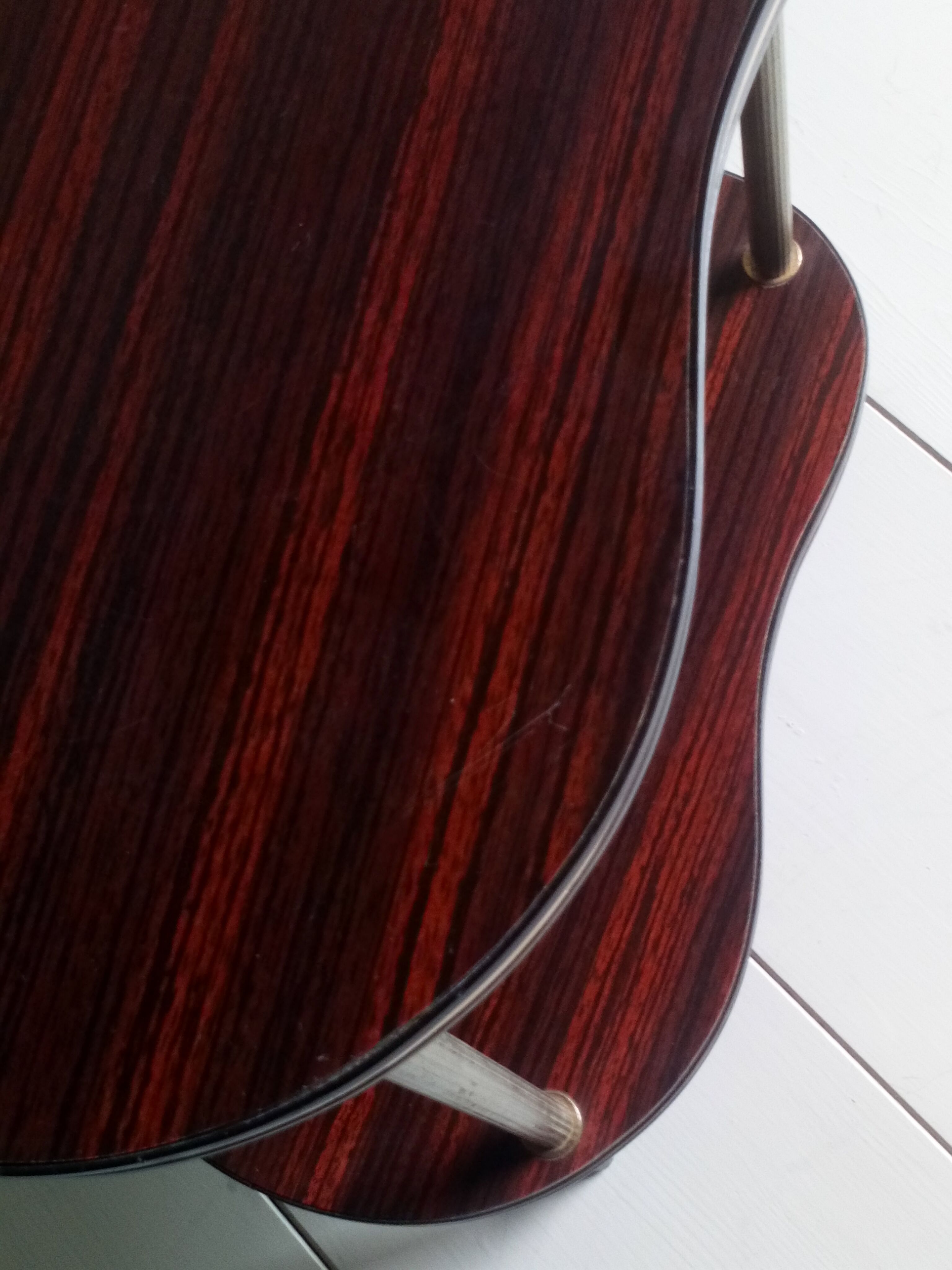 Table d'appoint forme haricot tripode en formica
