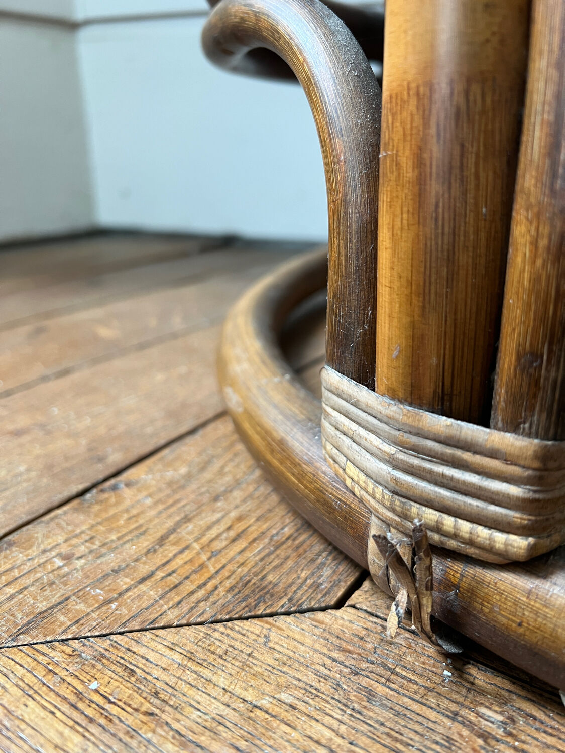 Rattan bench with round shelf