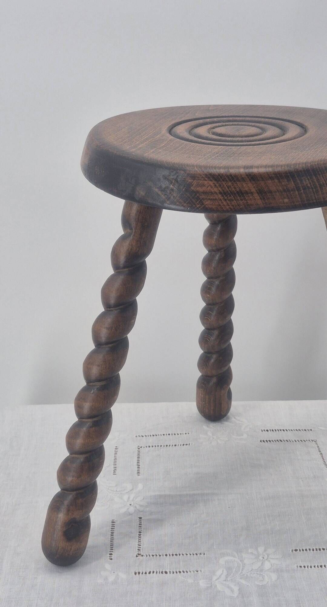 Tabouret brutaliste tripode en bois massif tourné