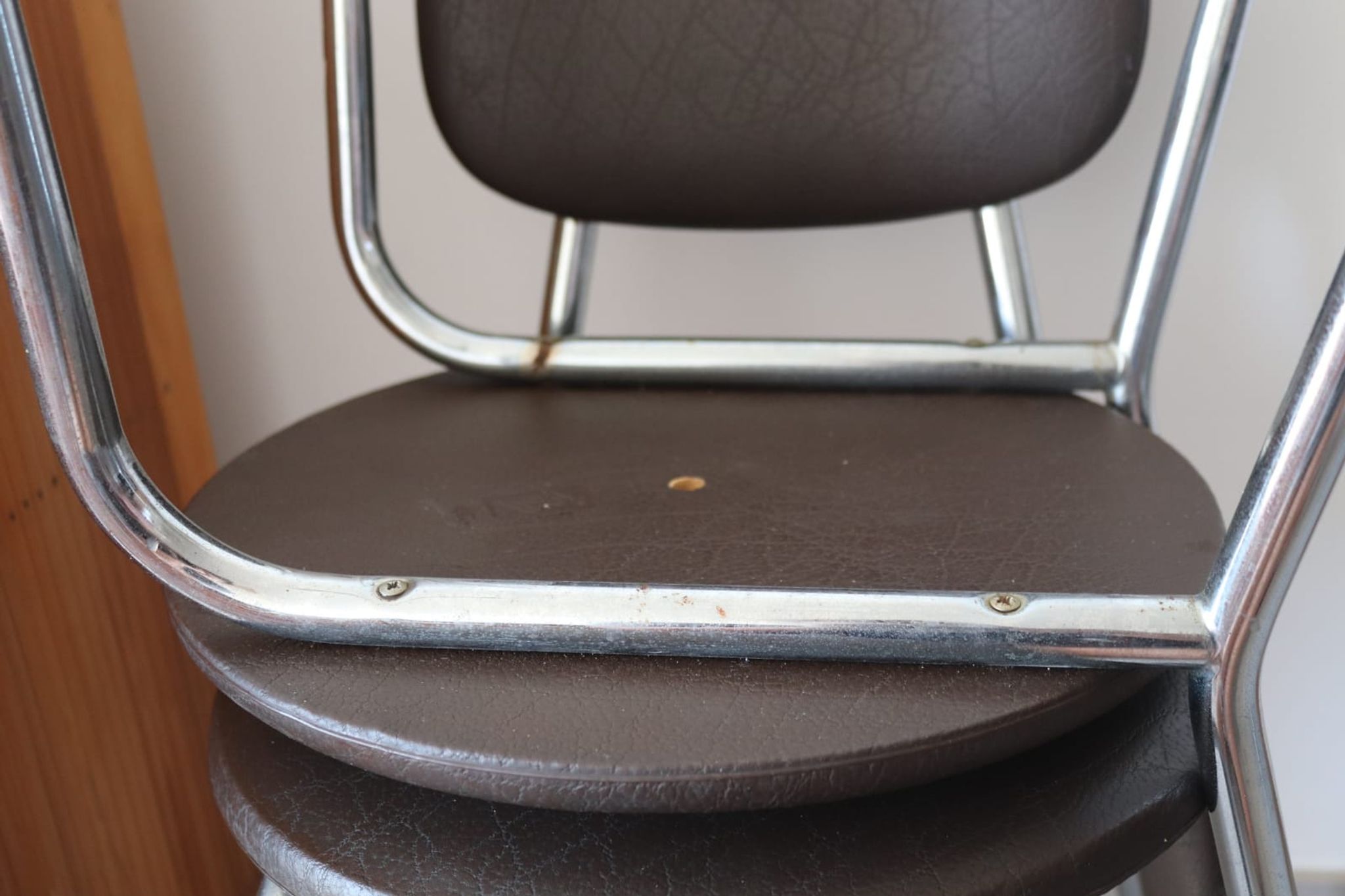 2 chaises années 70 en skaï chocolat et métal chromé