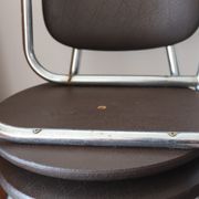 2 chaises années 70 en skaï chocolat et métal chromé