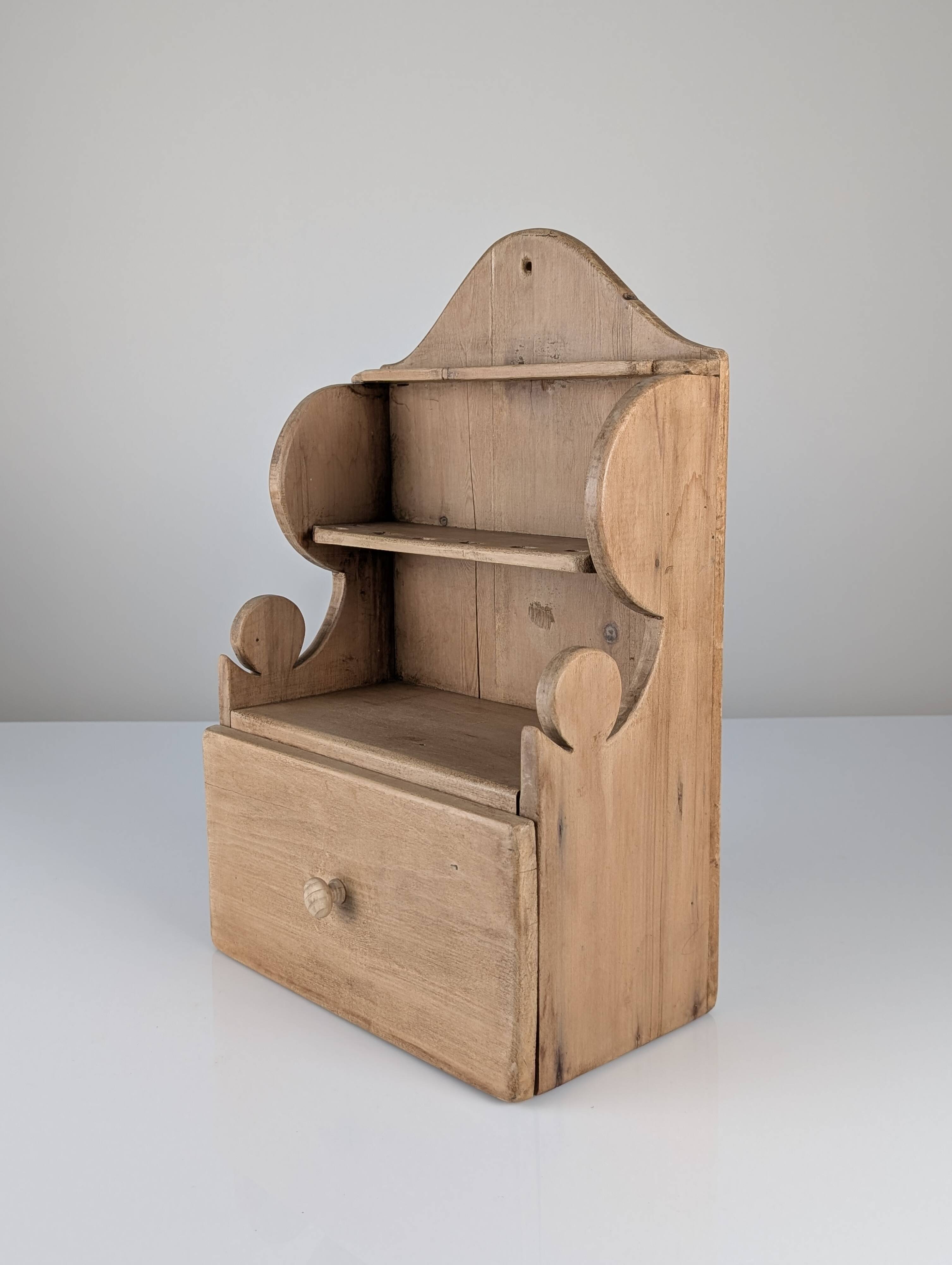 Étagère en pin sculpté à la main, style art populaire, 1 tiroir, 1950
