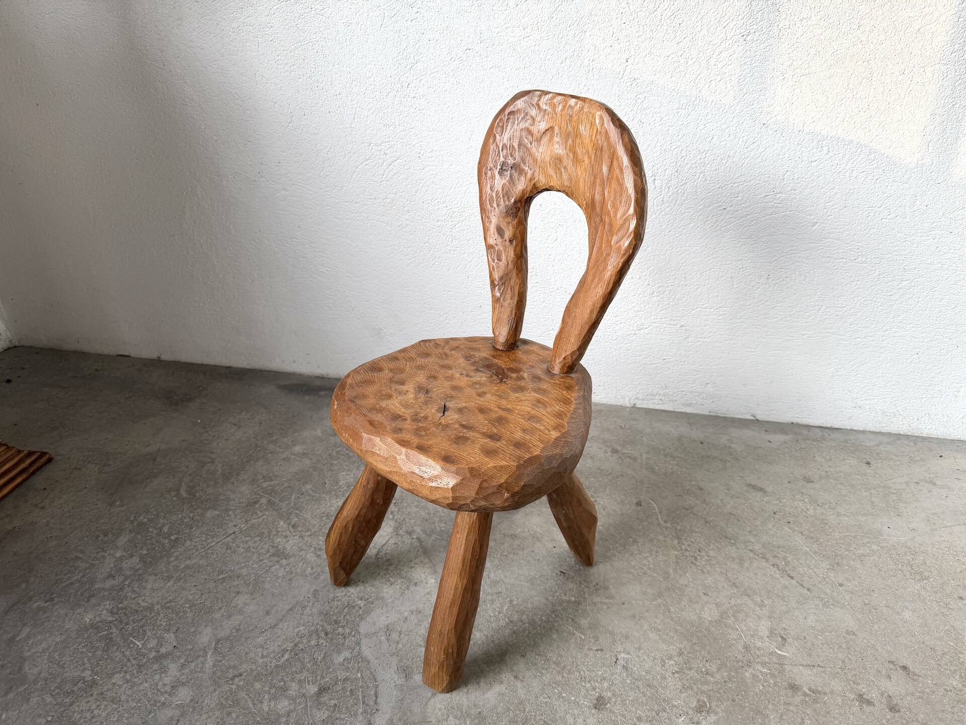 Petite chaise sculptée à la gouge