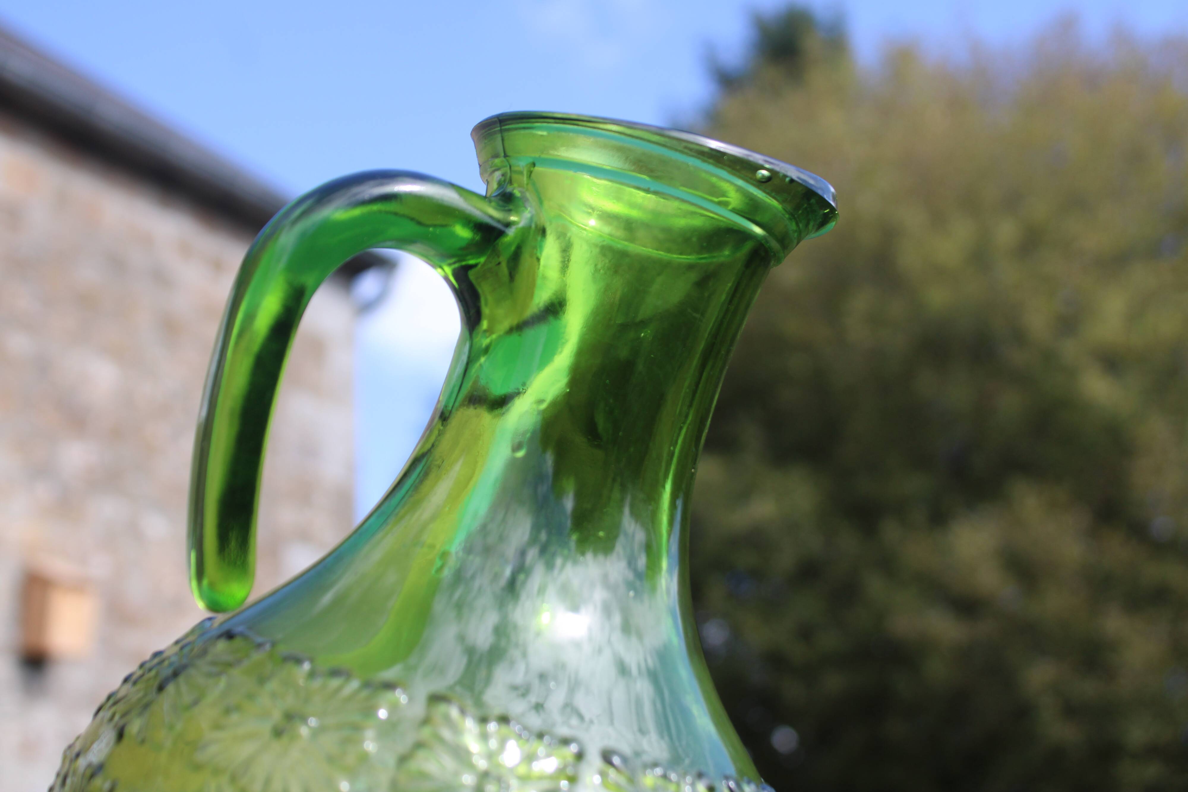 Pichet ancien vintage en verre moulé vert relief fleuri – décoration rétro