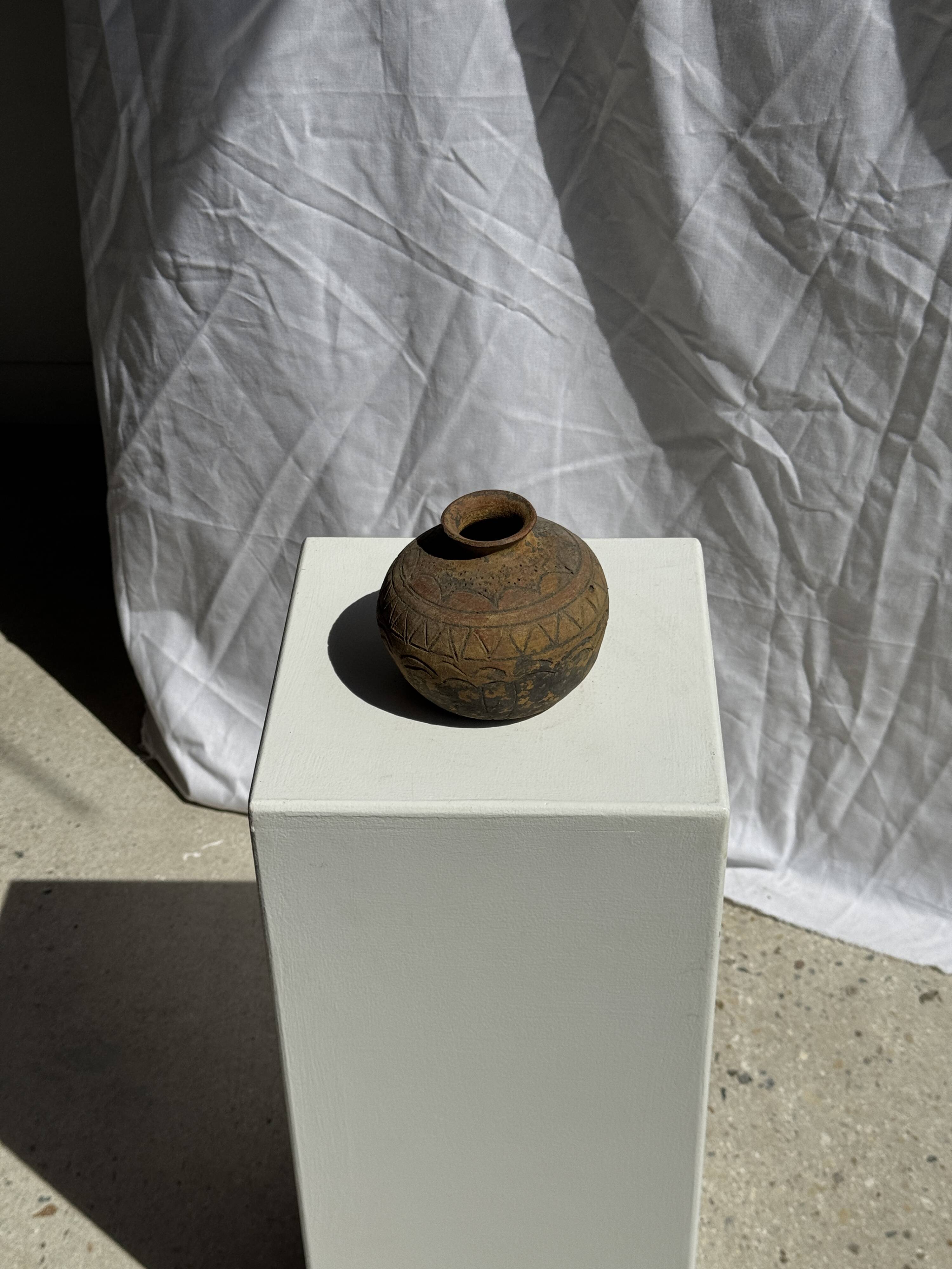 Small round ancient vase in engraved terracotta, Indonesian polychromy H10 D1