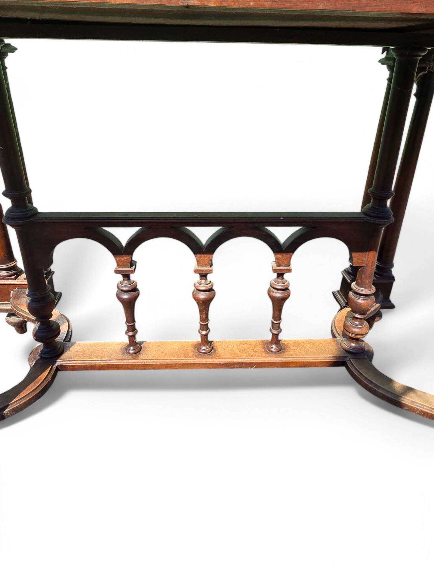 Bureau style Renaissance en bois sculpté