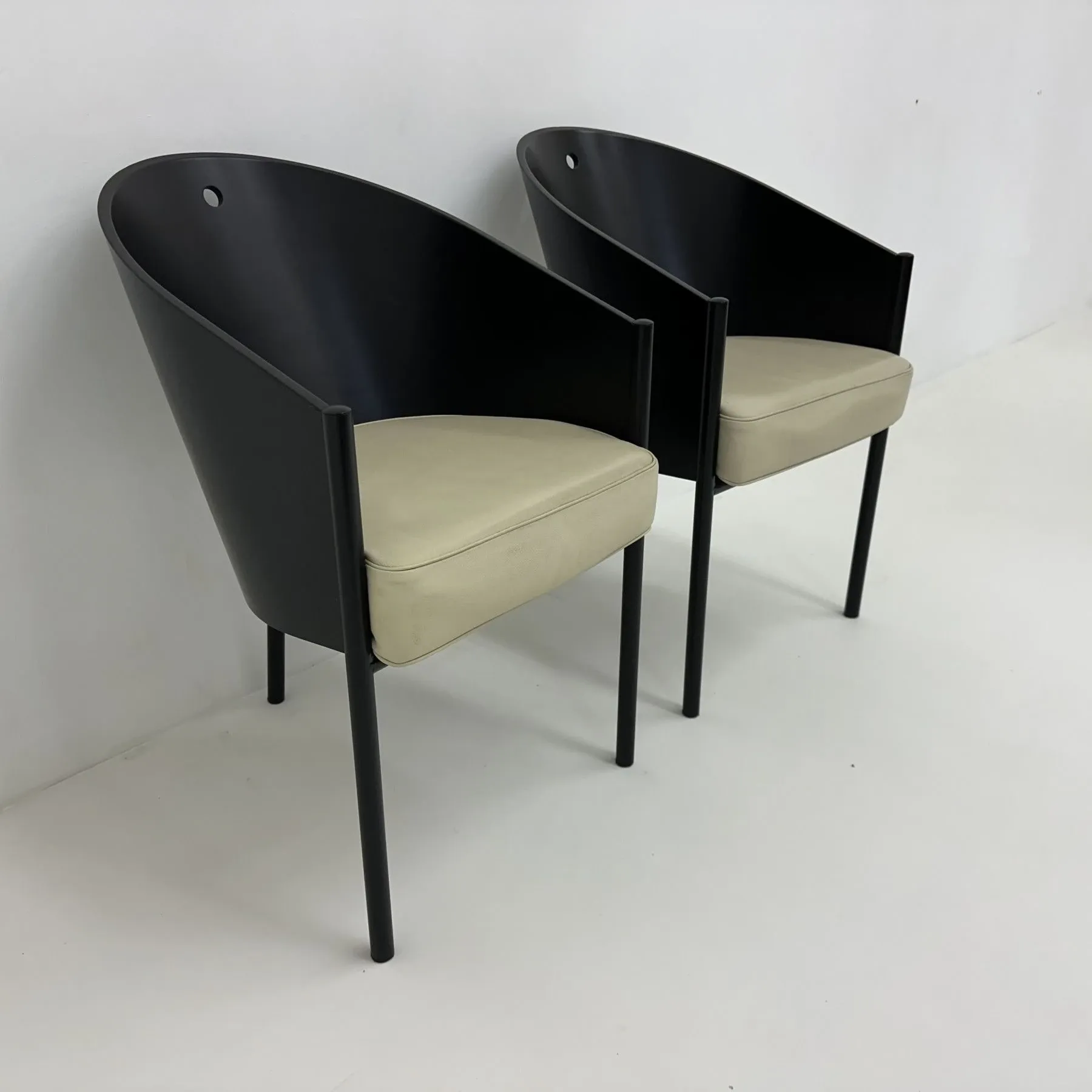 Ensemble postmoderne de 2 chaises en cuir, Italie, 1980