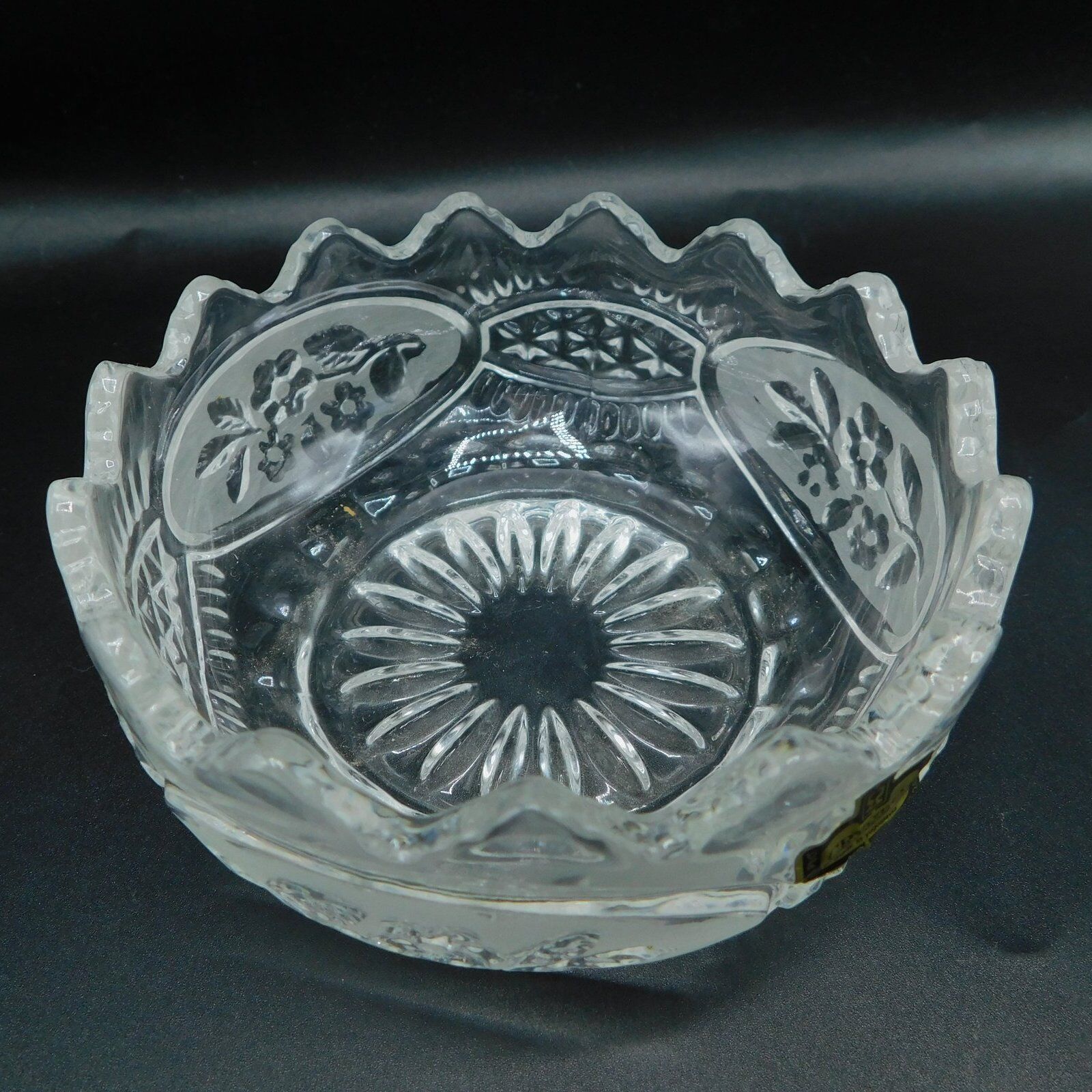 Vide-pocket / crystal cup with floral decoration
