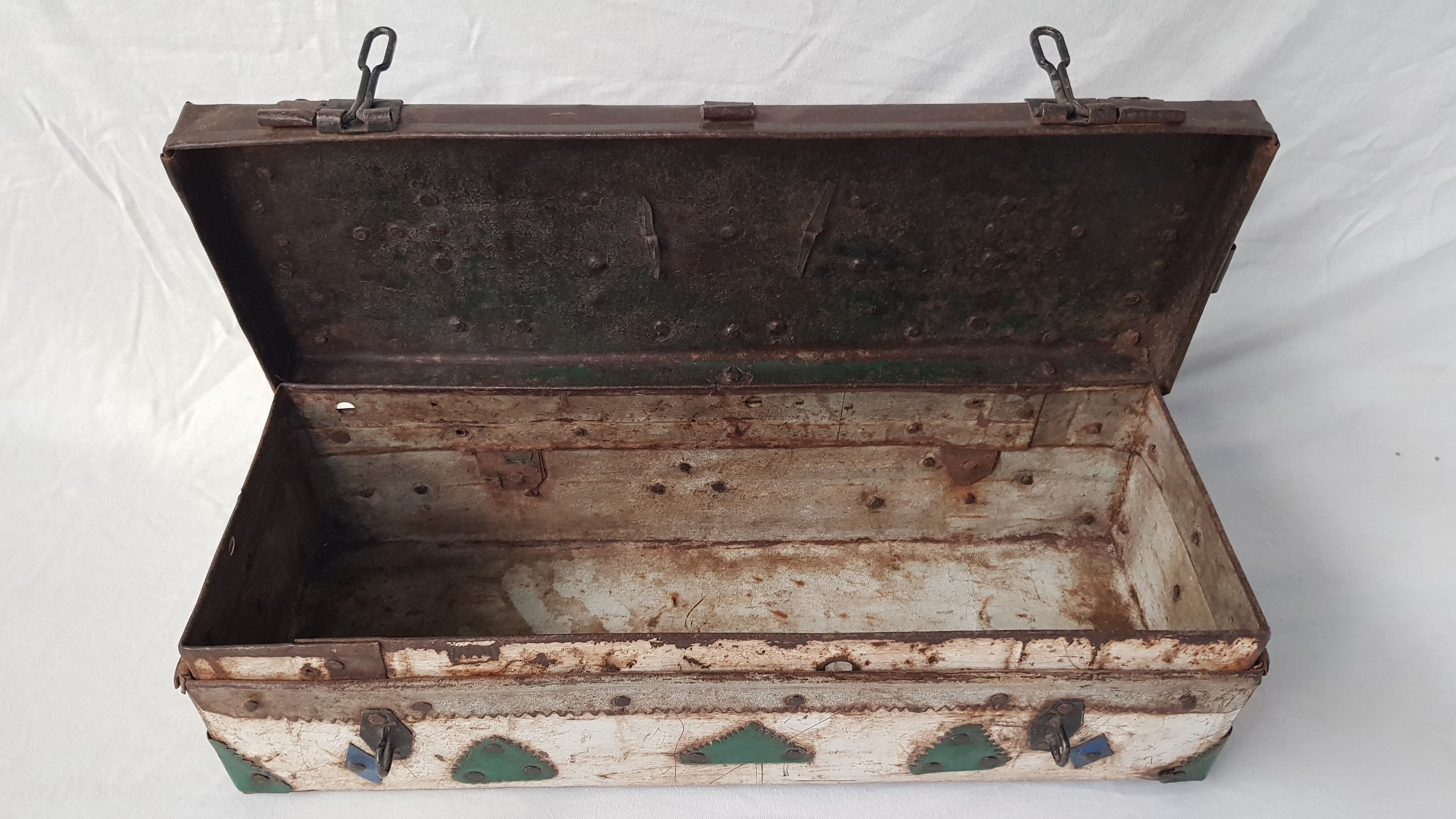 Ancienne boite tribale en métal martelé