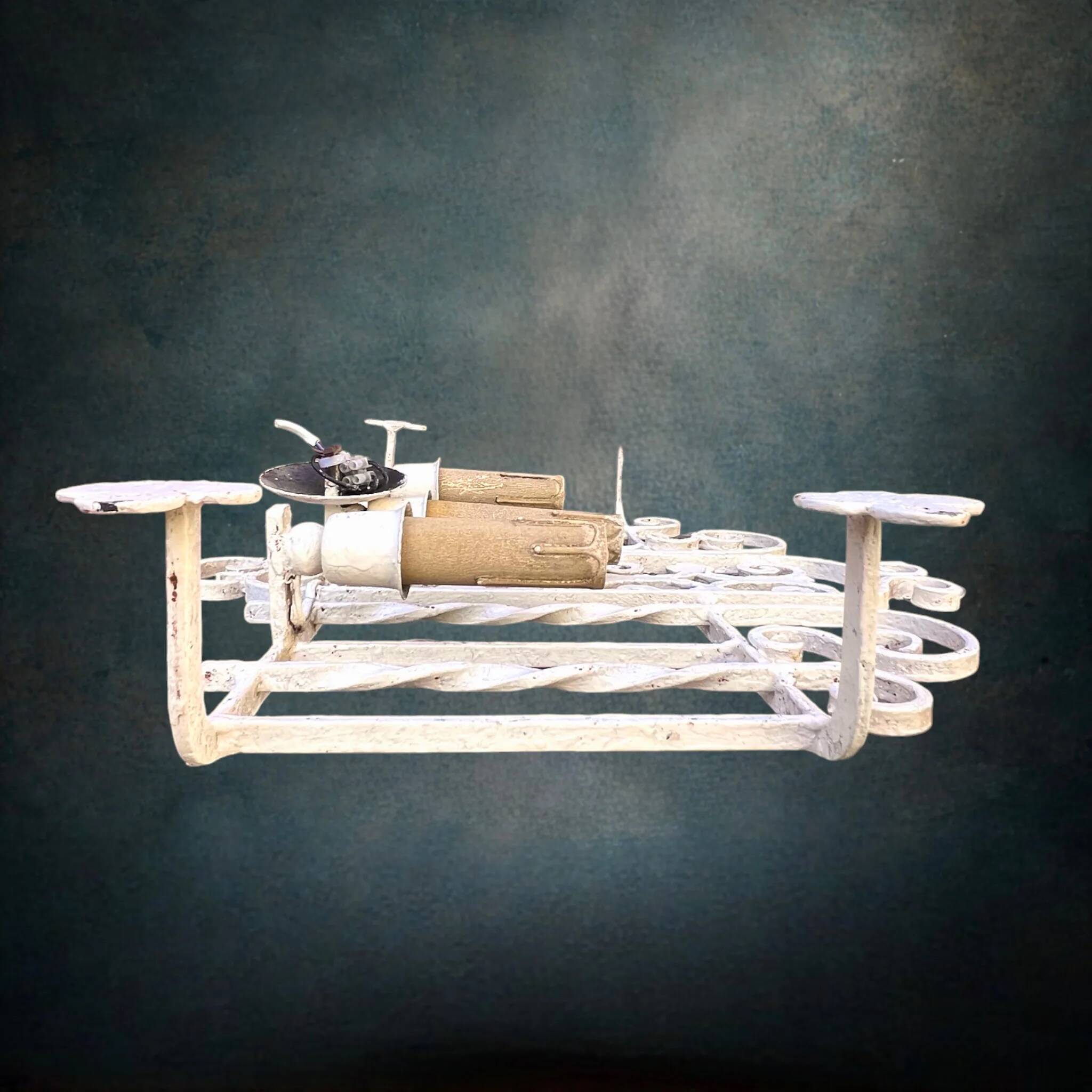 Vintage triple wall sconce in white wrought iron with fleur-de-lis, electrified – 1950s 60s.