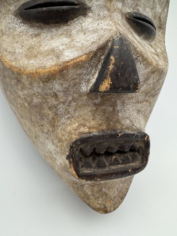 Masque Fang du Gabon – Art africain tribal ancestral, kaolin blanc rituel