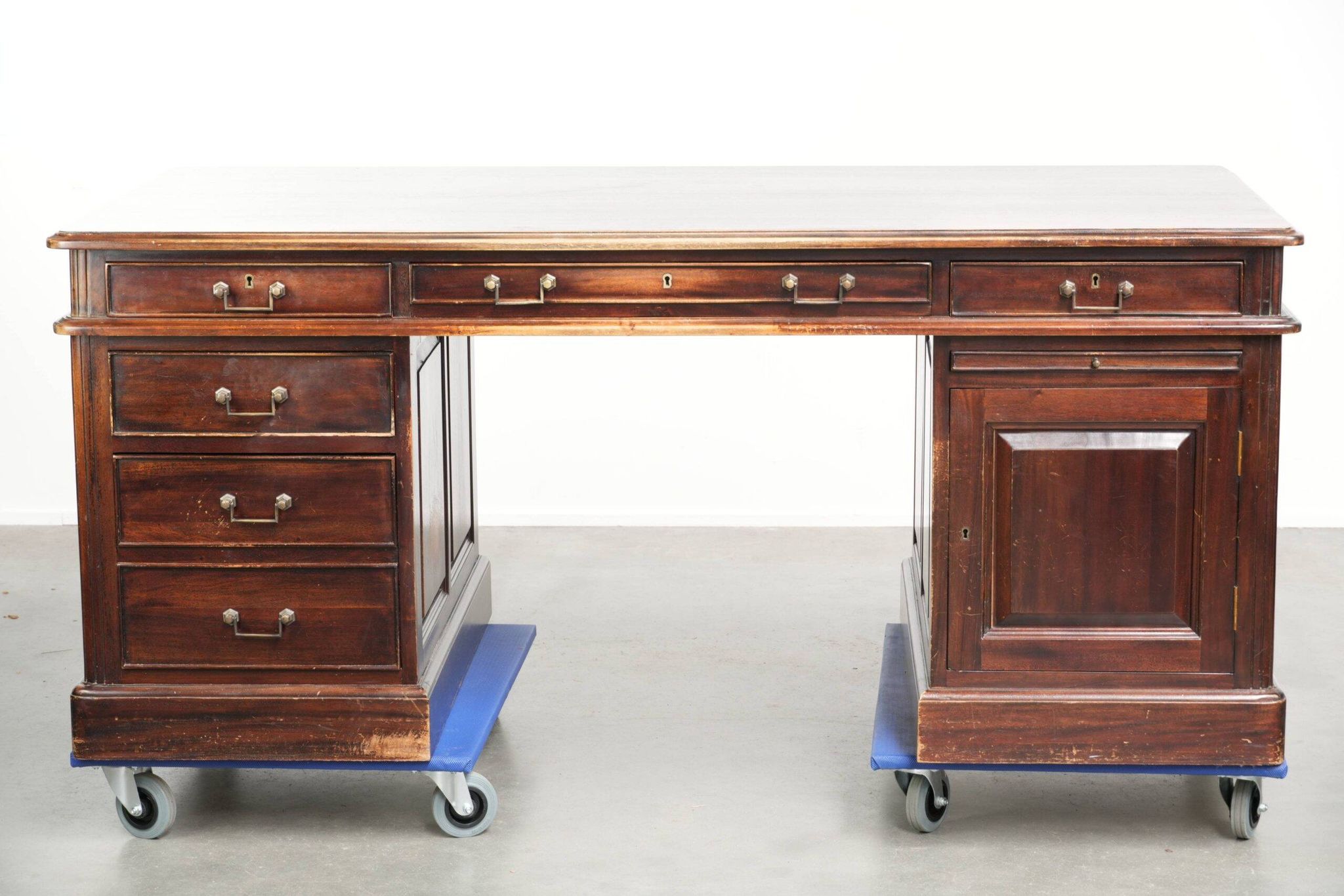 20th century wooden desk / partner desk in English style with a beautiful appearance