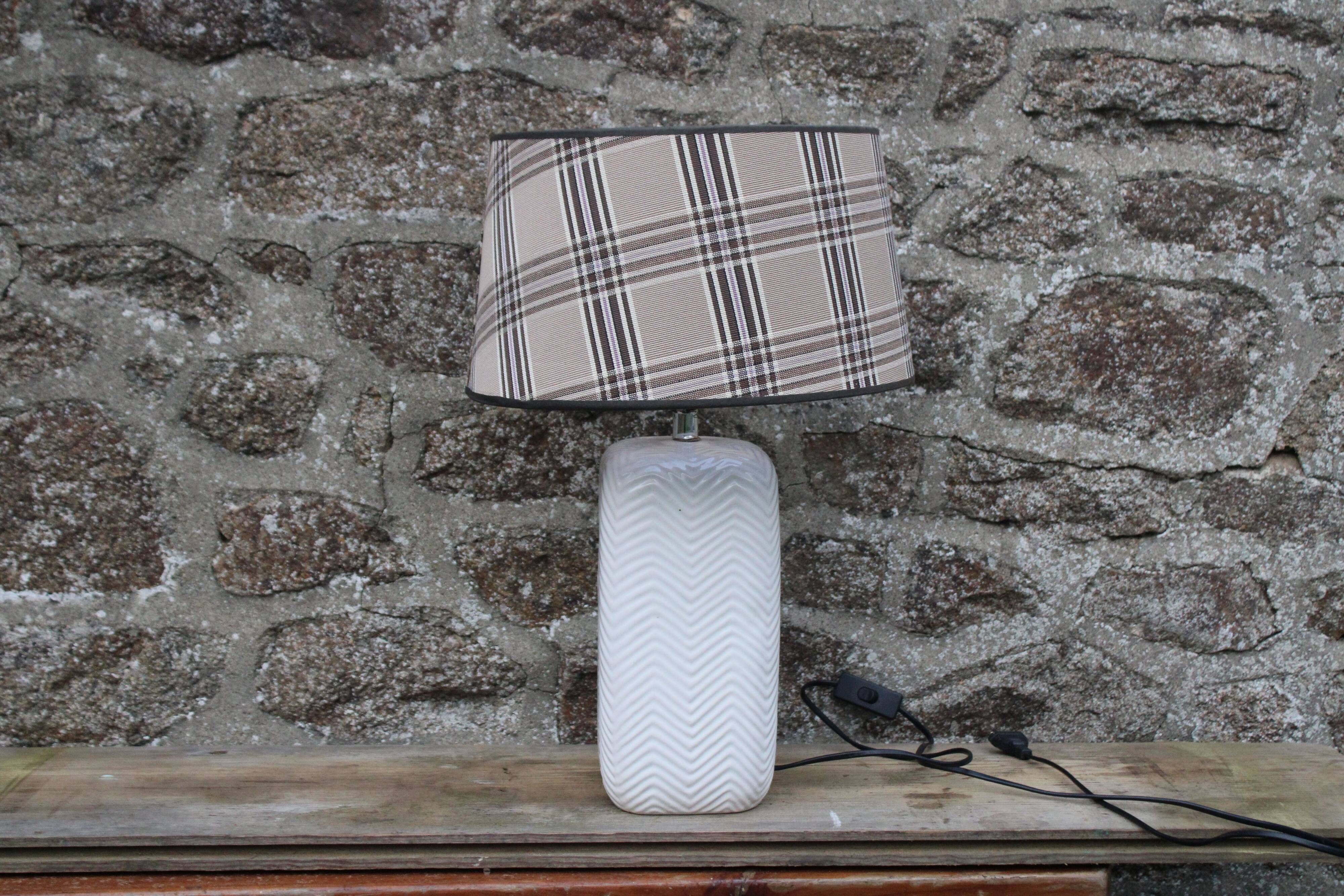 Lampe en céramique blanche à abat-jour tartan – style cosy et intemporel