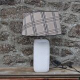 Lampe en céramique blanche à abat-jour tartan – style cosy et intemporel
