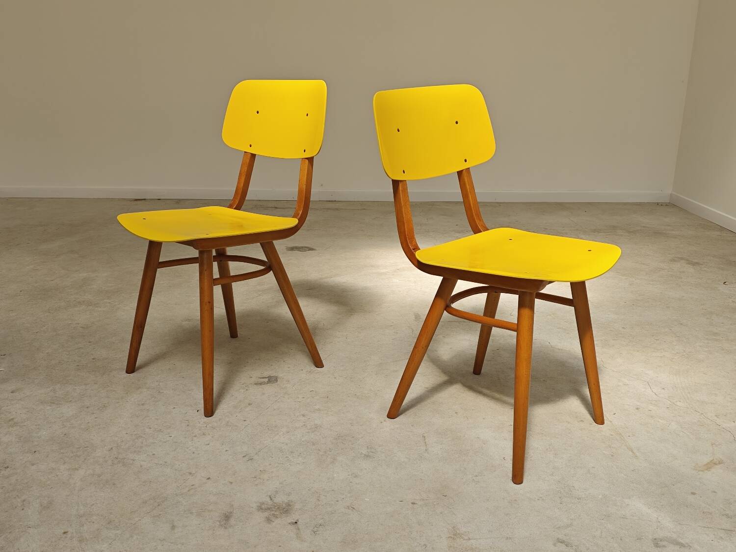 Pair of Ton Bystrice Thonet chairs in wood and yellow molded plastic