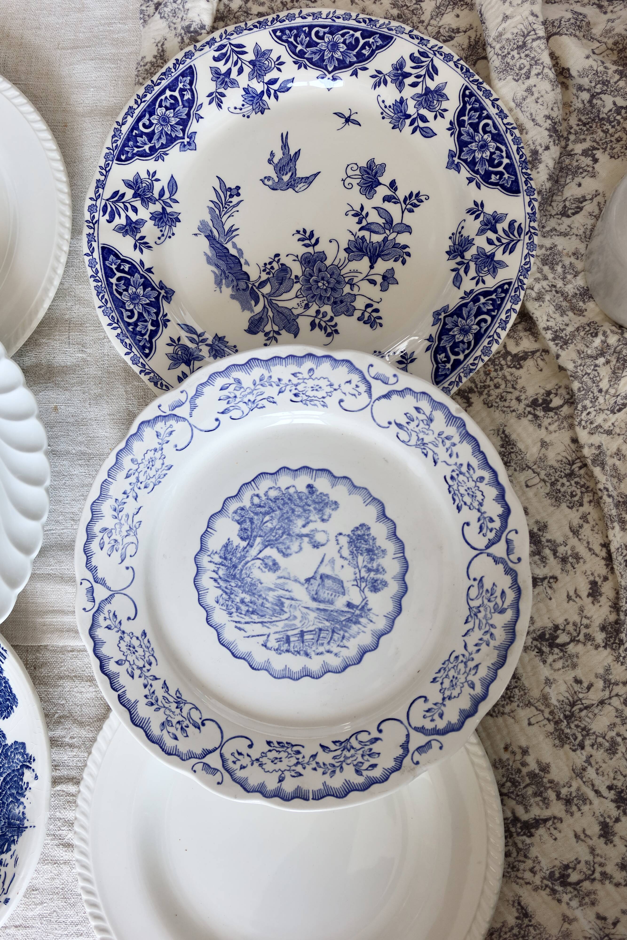 6 vintage mismatched blue and white porcelain dinner plates - Lot r