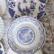 6 vintage mismatched blue and white porcelain dinner plates - Lot r