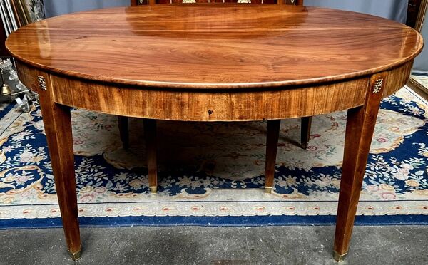 Table de style Empire. Placage de palissandre, bronze.