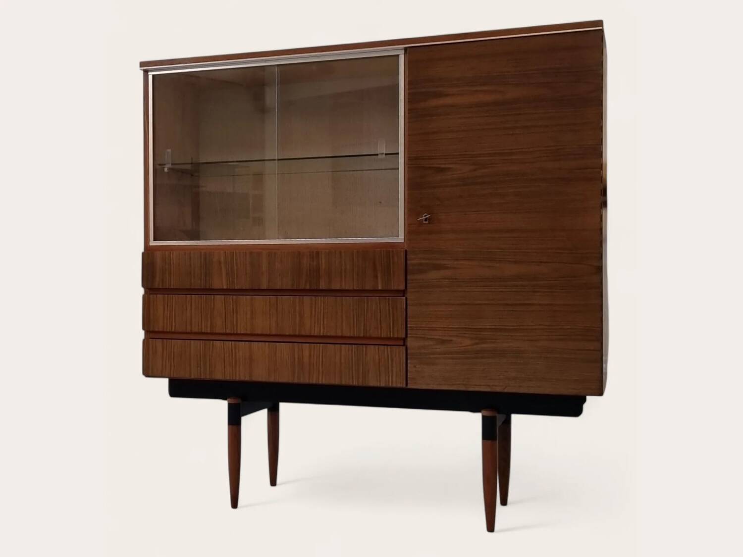 Vitrine du milieu du siècle