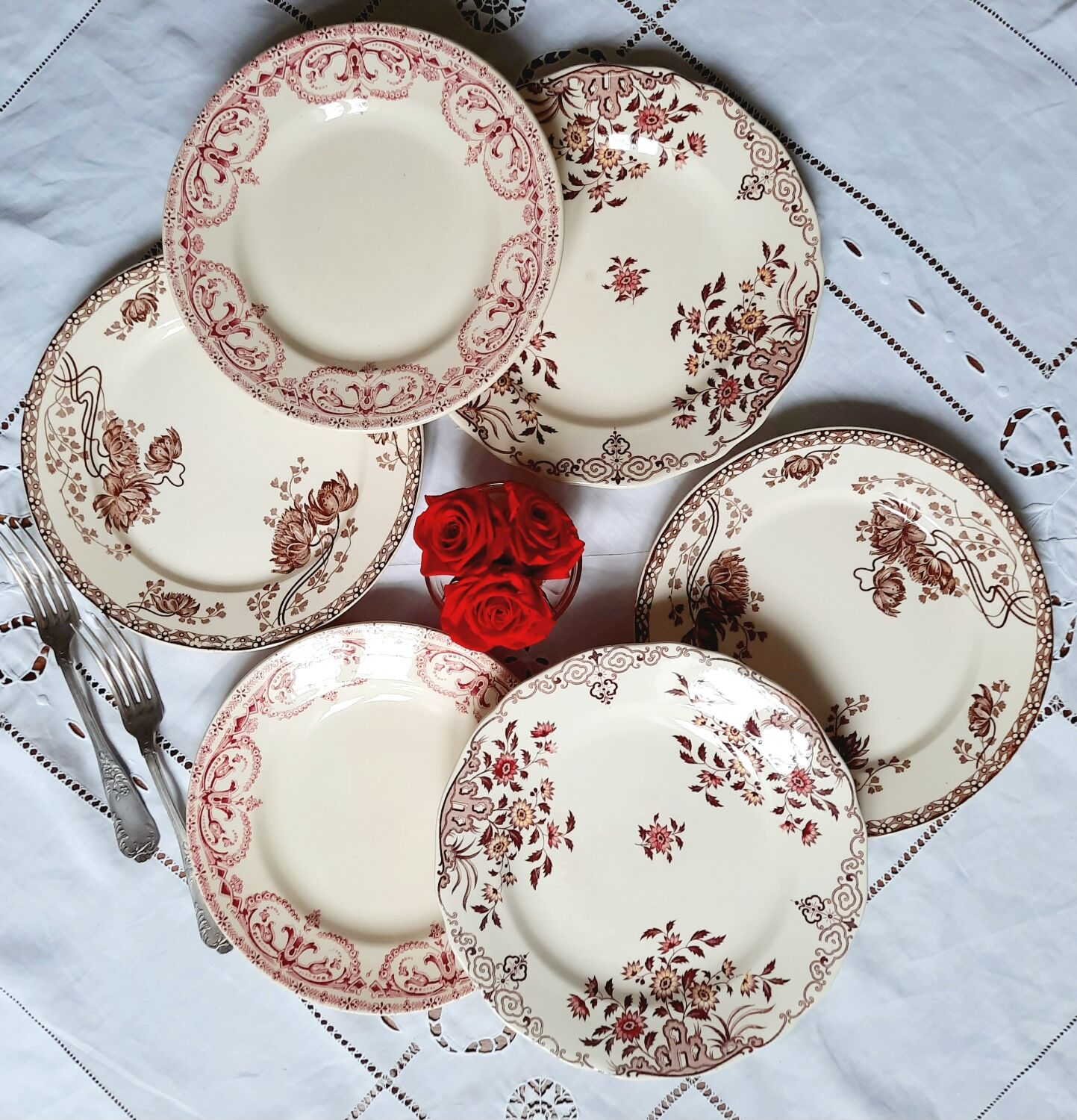 Assiettes plates anciennes dépareillées en faïence terre de fer