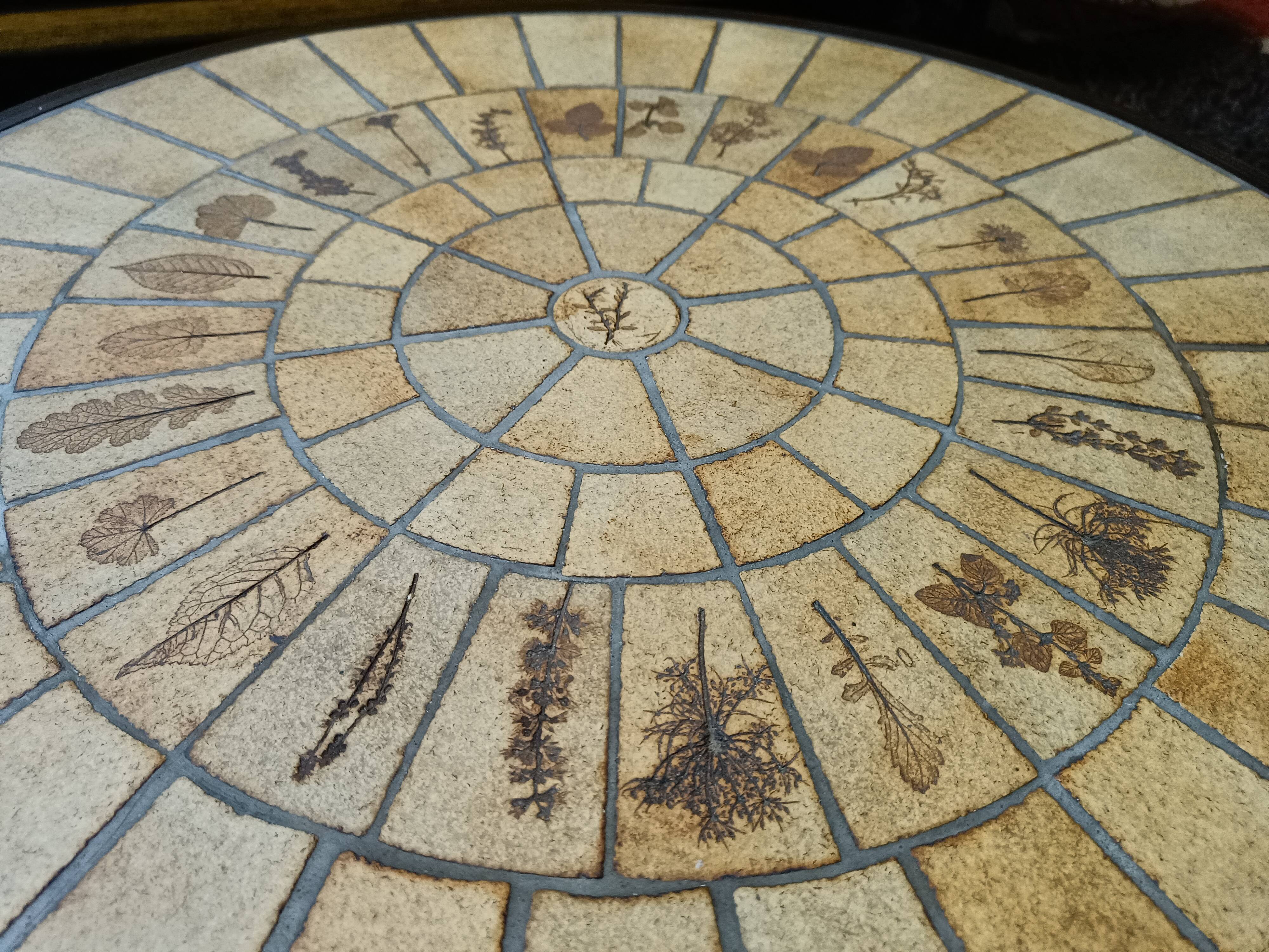 Round coffee table