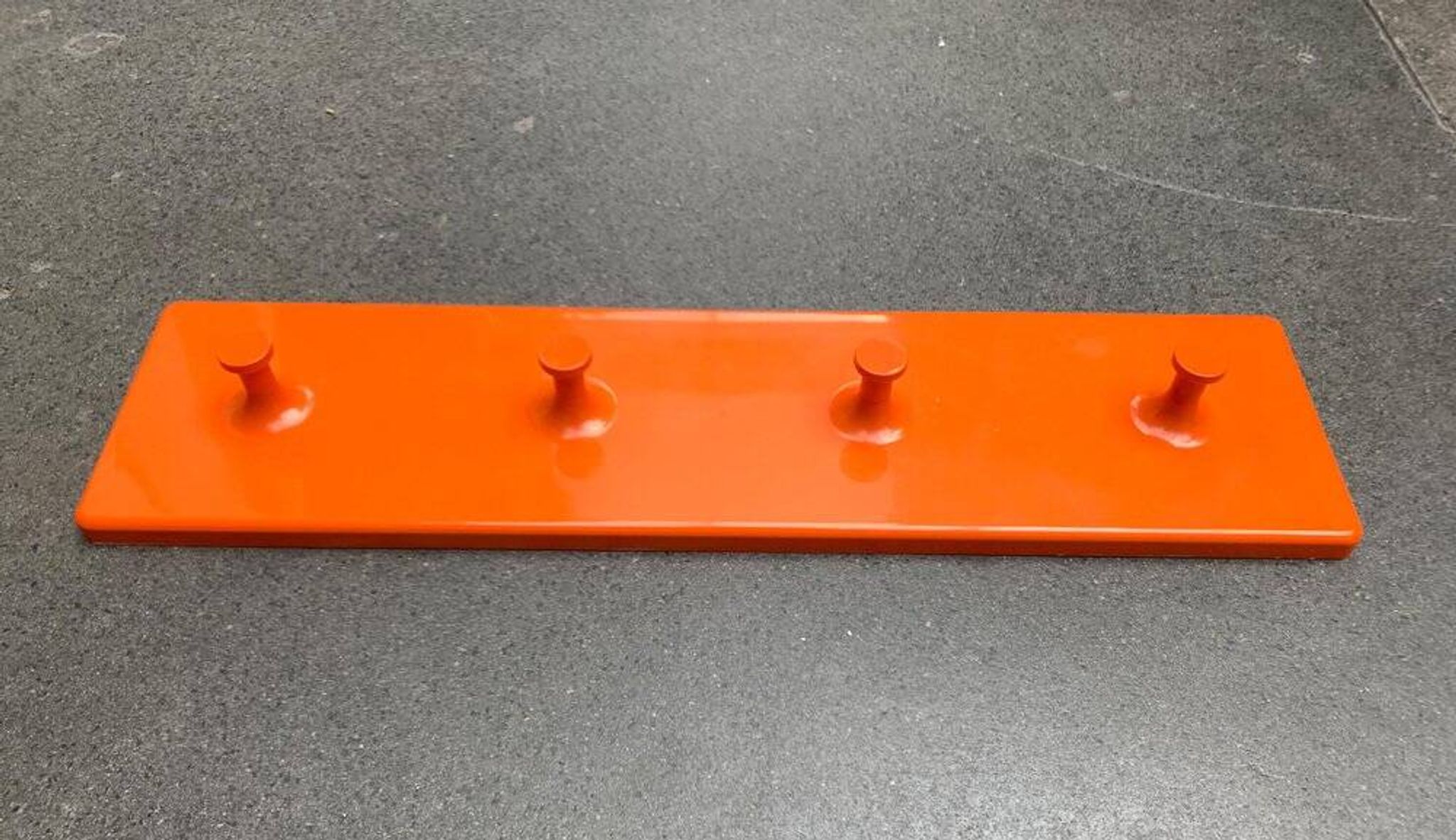 Porte-manteau orange de l’ère spatiale du milieu du siècle, années 1960